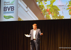Nadat Gerard van den Brand namens de Landelijke Commissie Aardbei het woord had gehad, mocht Sjaak van der Tak als voorzitter van Glastuinbouw Nederland het podium op. Hij riep het Beatles-nummer ‘Strawberry Fields Forever’ in herinnering en wenste dat iedereen aan het begin van het nieuwe jaar toe.
